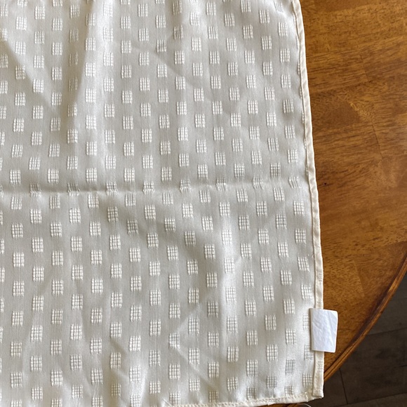 Vintage cloth napkins in cream color. Set of 4. No flaws. Large. - Picture 4 of 5